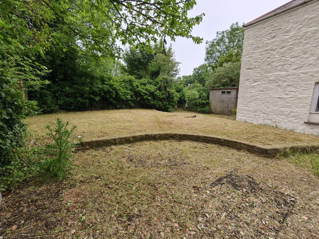 Lot: 133 - SEMI-DETACHED HOUSE IN NEED OF RENOVATION WITH PLANNING FOR DETACHED ANNEXE - All of rear garden